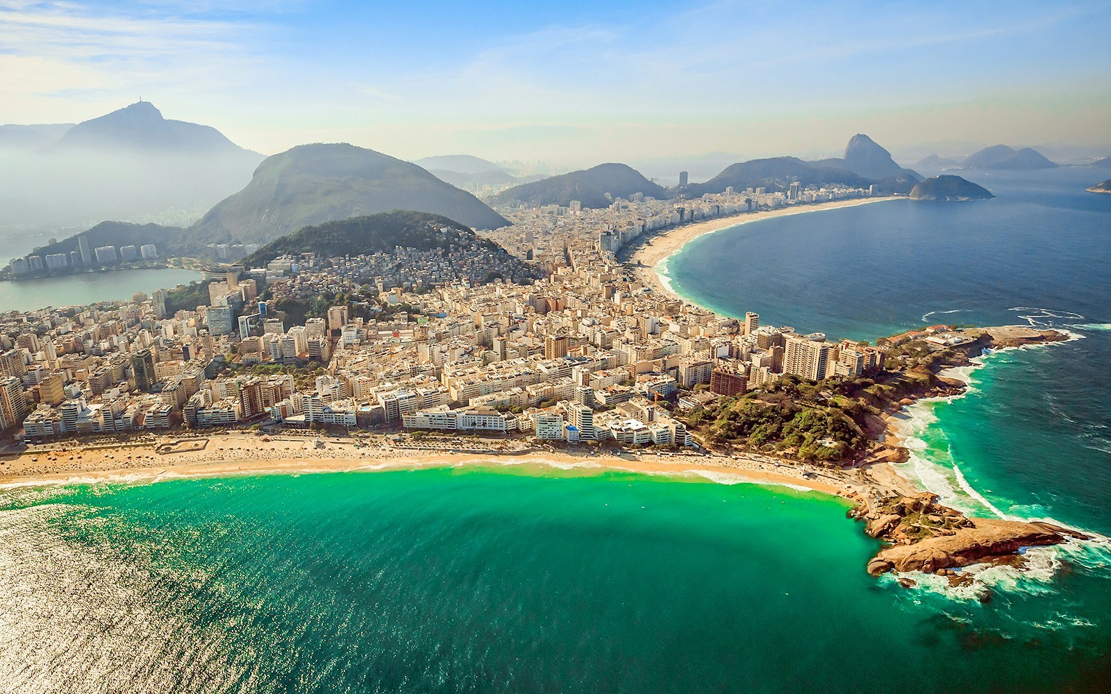 Vista aérea de la costa de Río de Janeiro, con sus playas y edificios junto al mar