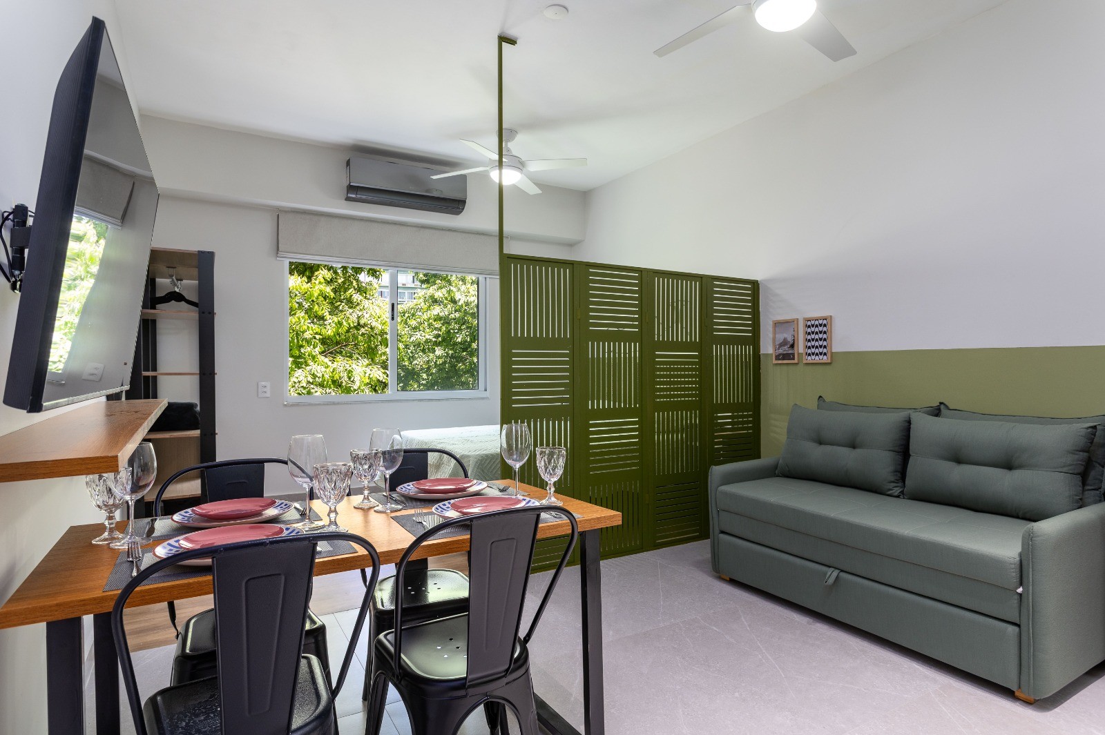 Sala con sofá y mesa de comedor